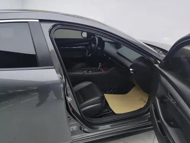 Mazda Axela — Фото автомобиля 8