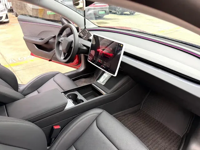 Tesla Model 3 — Фото автомобиля 12