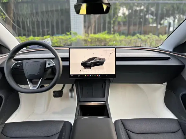 Tesla Model 3 — Фото автомобиля 10