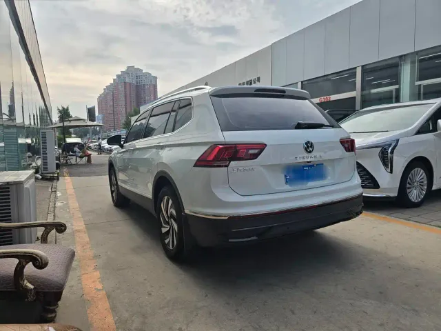 Volkswagen Tiguan L — Фото автомобиля 4