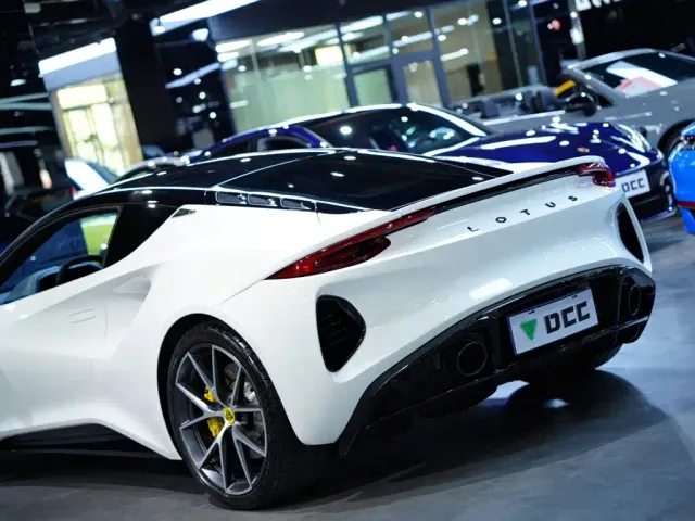 Lotus Emira — Фото автомобиля 6