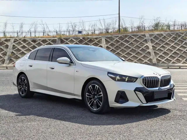 BMW 5 Series — Фото автомобиля 3
