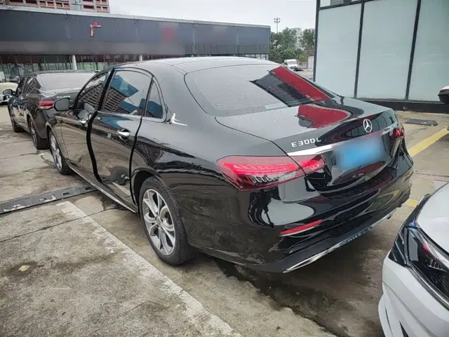 Mercedes-Benz E-Class — Фото автомобиля 4