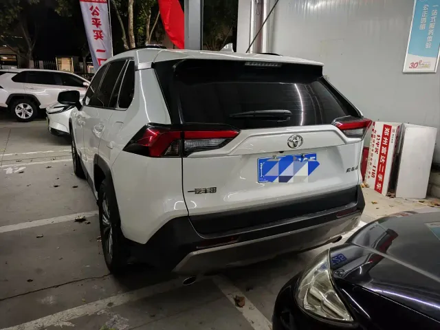 Toyota RAV4 — Фото автомобиля 7