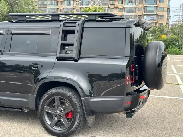 Land Rover Defender — Фото автомобиля 10
