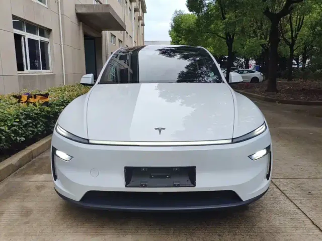 Tesla Model Y L — Фото автомобиля 2