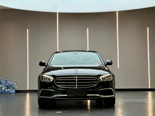 Mercedes-Benz E-Class — Фото автомобиля 2