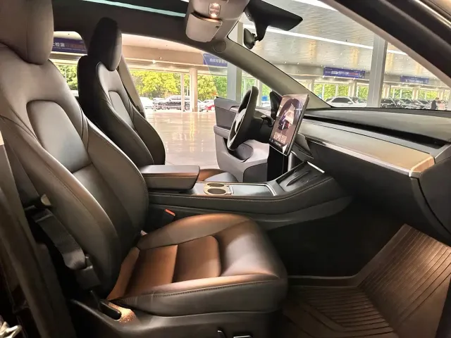 Tesla Model Y — Фото автомобиля 8