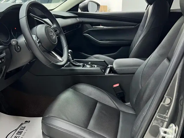 Mazda Axela — Фото автомобиля 11
