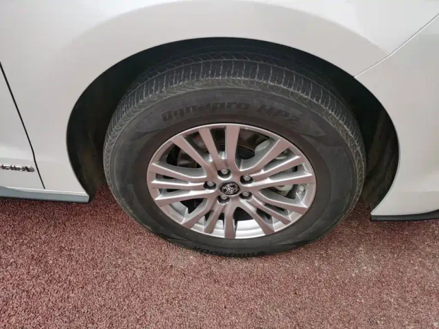 Toyota Sienna — Фото автомобиля 24