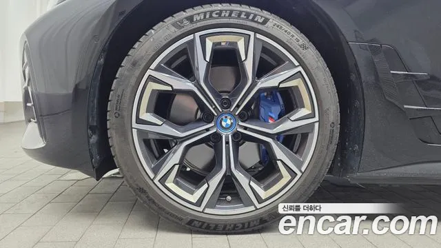 BMW i4 — Фото автомобиля 4