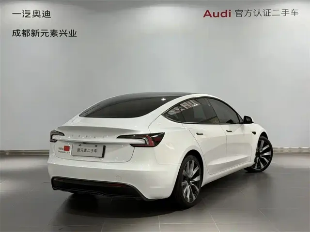 Tesla Model 3 — Фото автомобиля 4