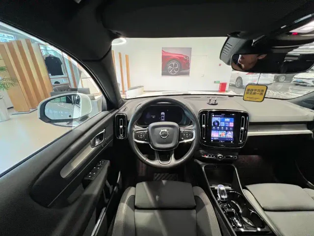 Volvo XC40 — Фото автомобиля 13
