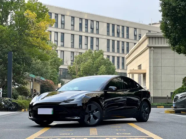 Фотография автомобиля — Tesla Model 3