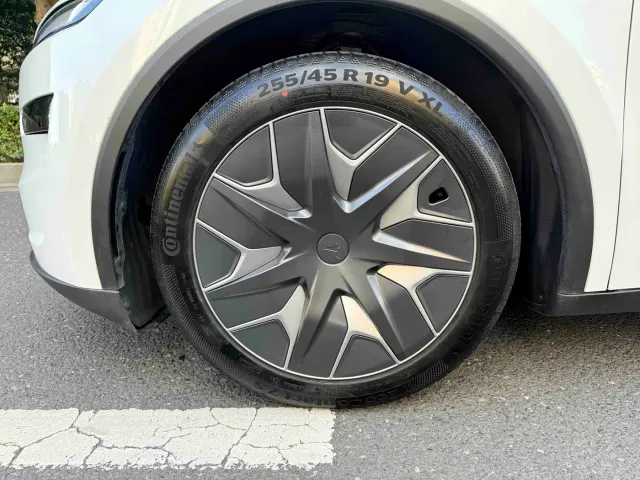 Tesla Model Y L — Фото автомобиля 4