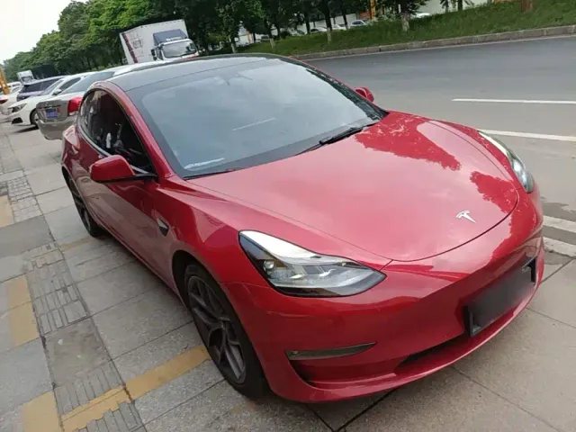 Tesla Model 3 — Фото автомобиля 3
