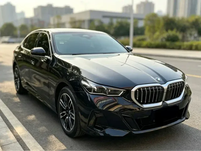 BMW 5 Series — Фото автомобиля 3