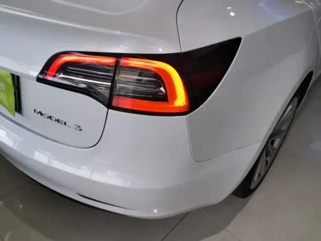 Tesla Model 3 — Фото автомобиля 7