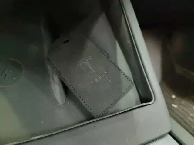 Tesla Model 3 — Фото автомобиля 8