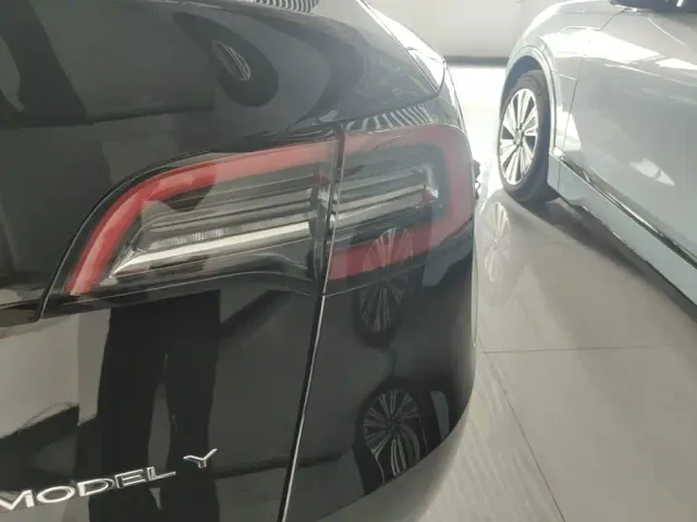 Tesla Model Y — Фото автомобиля 7