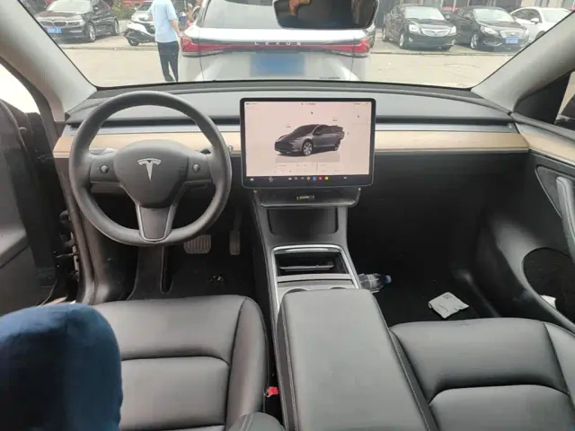 Tesla Model Y — Фото автомобиля 9