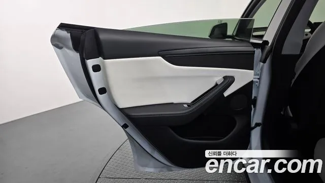 Tesla Model Y — Фото автомобиля 14