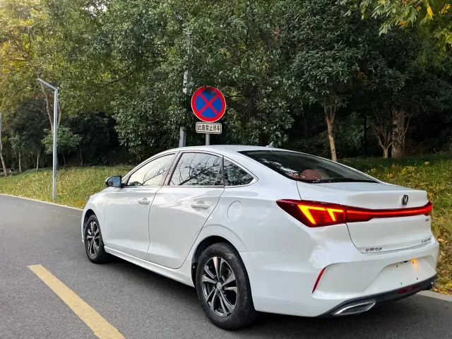 Changan Eado — Фото автомобиля 3