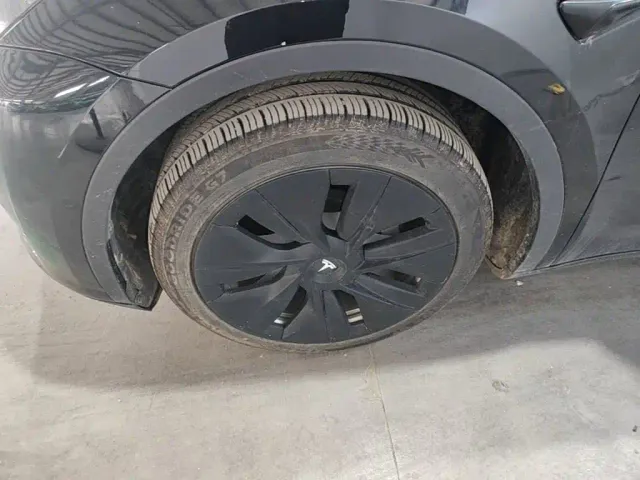 Tesla Model Y — Фото автомобиля 24
