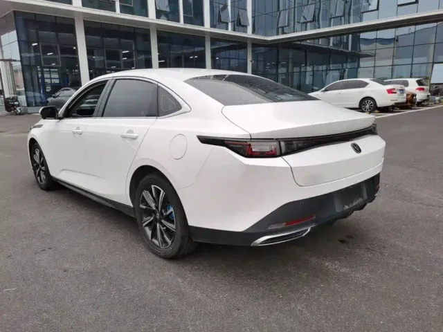 Changan Eado — Фото автомобиля 4