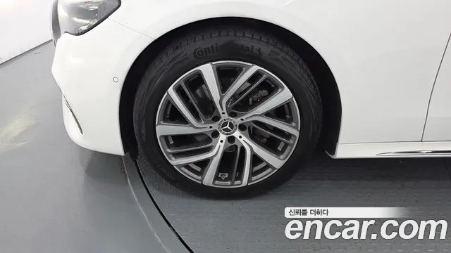 Mercedes-Benz E-Class — Фото автомобиля 5