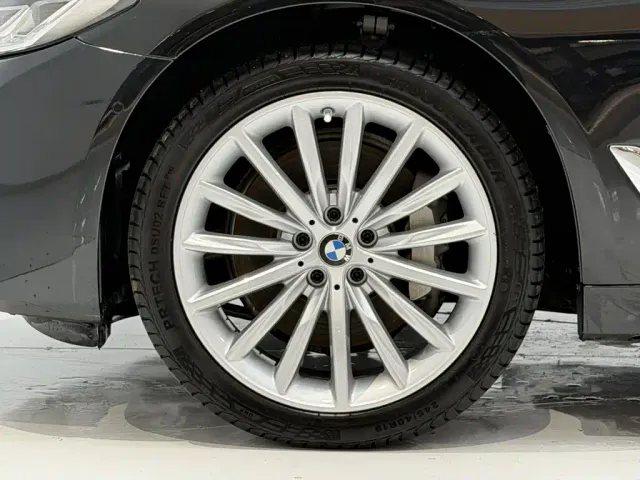 BMW 5 Series — Фото автомобиля 10