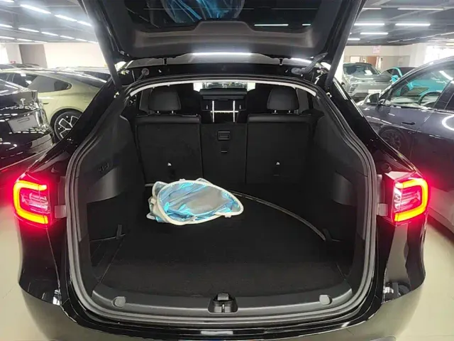Tesla Model Y — Фото автомобиля 18