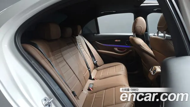 Mercedes-Benz E-Class — Фото автомобиля 11