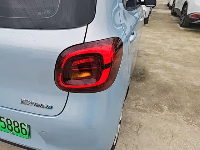 Wuling Motors Hongguang MINIEV 2025 4-Door Premium Edition — Фото автомобиля 7