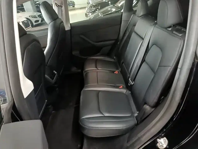 Tesla Model Y — Фото автомобиля 16