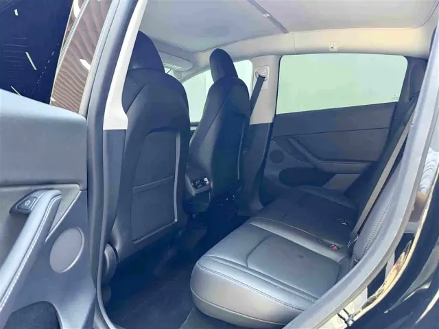 Tesla Model Y — Фото автомобиля 6
