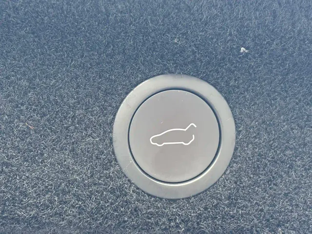 Tesla Model Y — Фото автомобиля 12