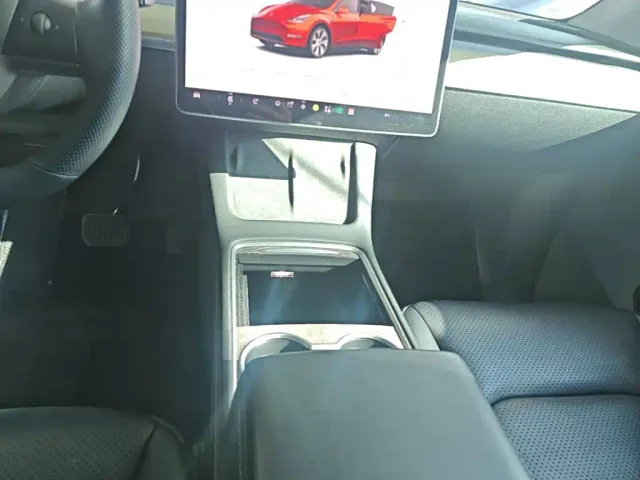 Tesla Model Y — Фото автомобиля 13