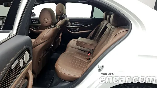 Mercedes-Benz E-Class — Фото автомобиля 12