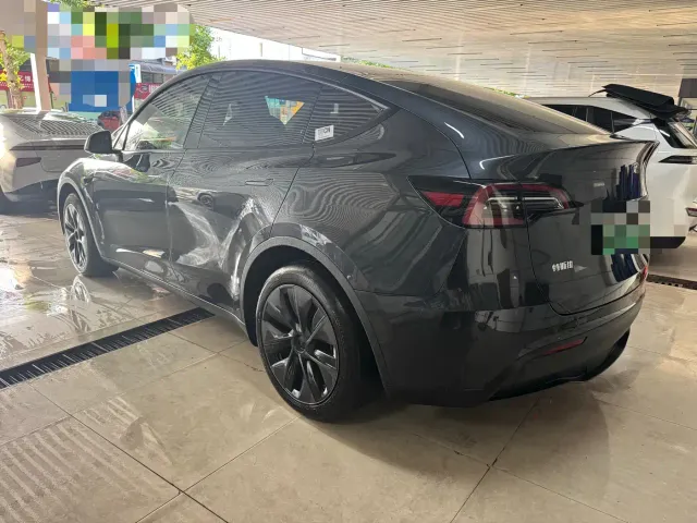 Tesla Model Y — Фото автомобиля 12