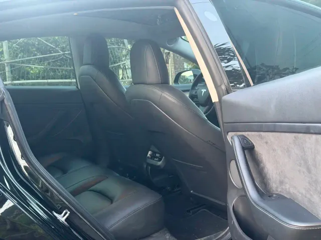 Tesla Model 3 — Фото автомобиля 12