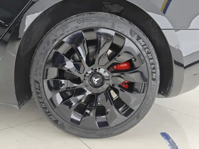Tesla Model 3 — Фото автомобиля 6