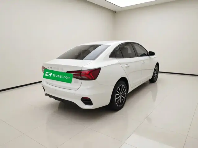 Roewe Roewe i5 2021 1.5L CVT Platinum Edition — Фото автомобиля 4
