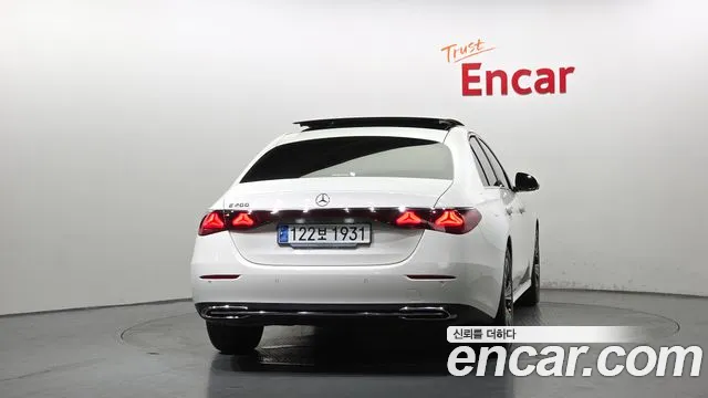 Mercedes-Benz E-Class — Фото автомобиля 4