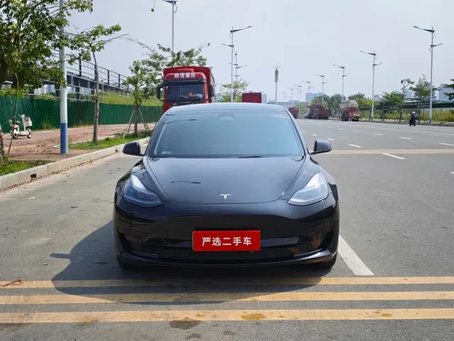 Tesla Model 3 — Фото автомобиля 3