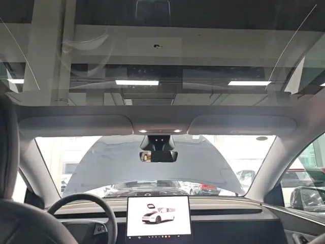 Tesla Model Y — Фото автомобиля 13