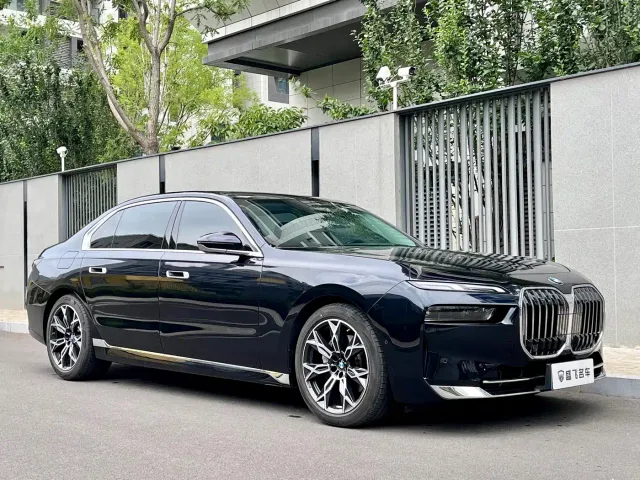 BMW 7 Series — Фото автомобиля 3
