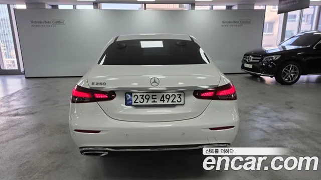 Mercedes-Benz E-Class — Фото автомобиля 4