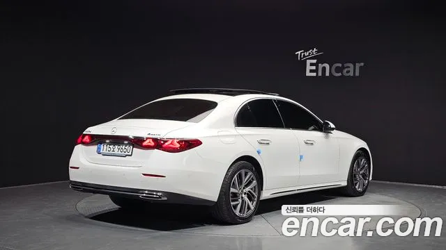 Mercedes-Benz E-Class — Фото автомобиля 2