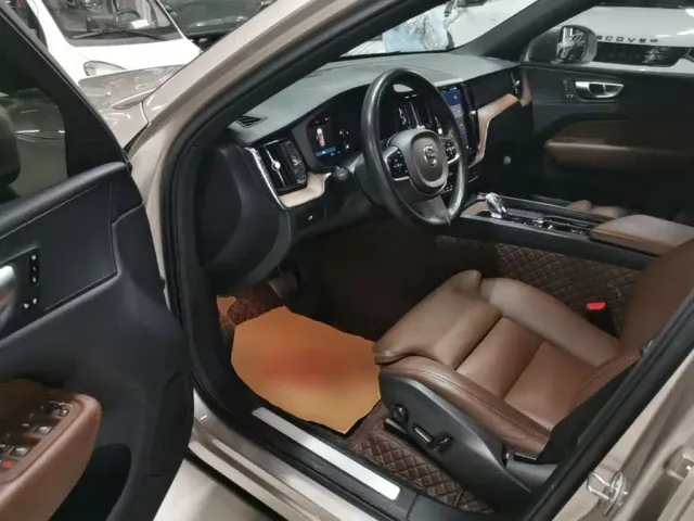 Volvo XC60 — Фото автомобиля 14
